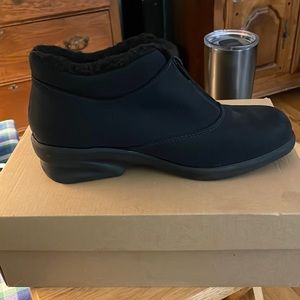NWT Trotters Becky zip up boots in black size 11ww